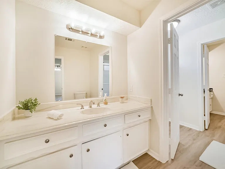 1011 Baltic Ln — Photo 31