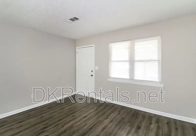 307 Hamilton Glenn — Photo 4