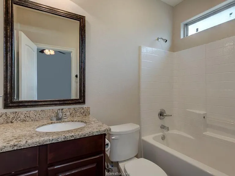 404 Ash St E — Photo 13