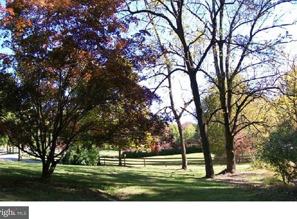 2nd image of 1215 Manor Rd