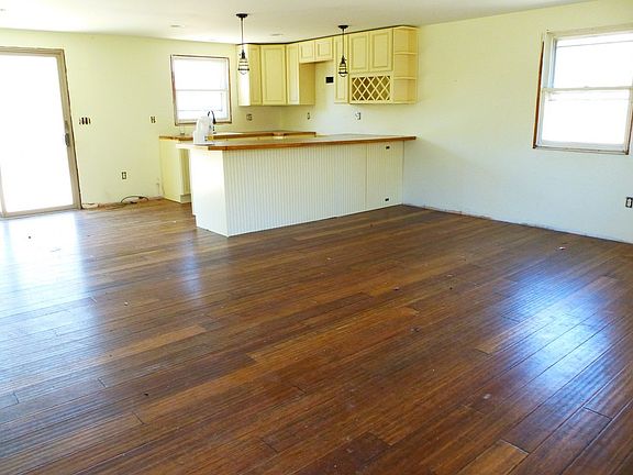 2nd image of 128 Queens Ln