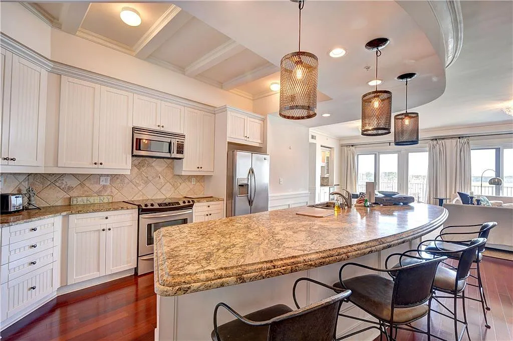 4 bed, 4.0 bath, 3300 sqft, $4,800 — Photo 4