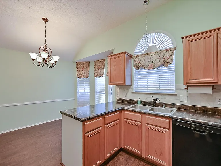 907 Clear Creek Dr — Photo 8