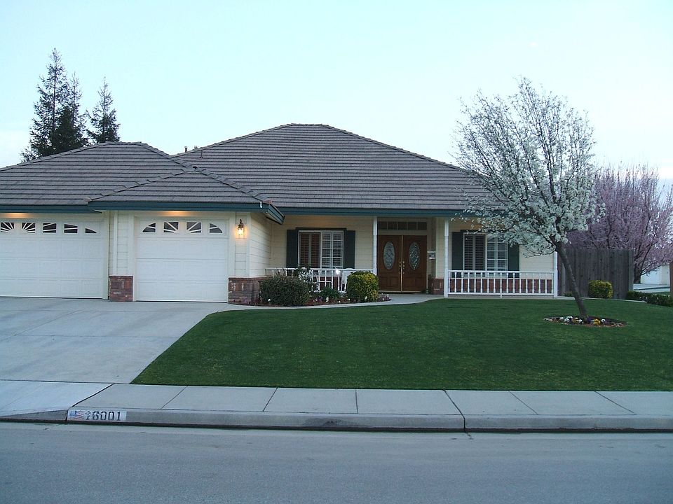 Front view, corner lot!
