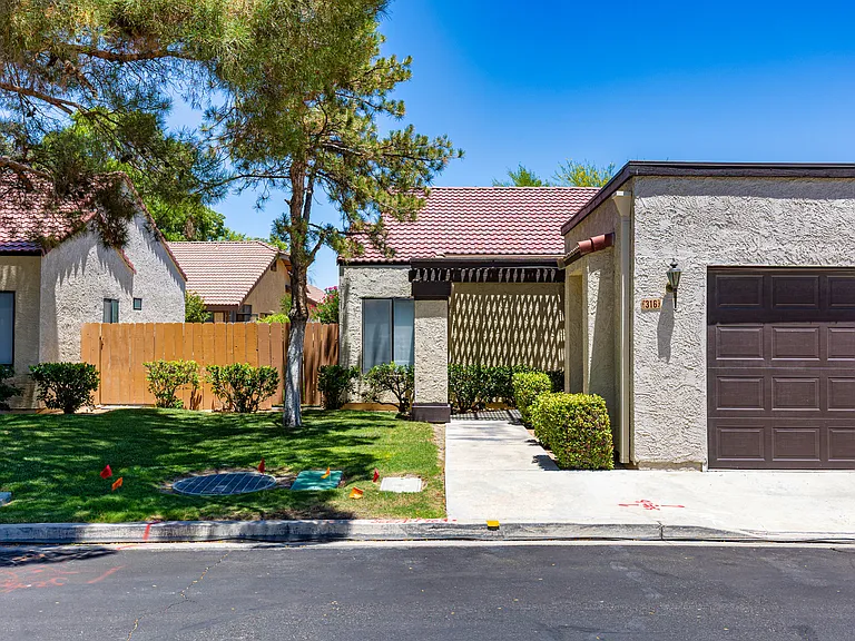 316 Monterey Dr — Photo 2
