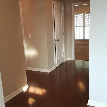 4th image of 725 White Oak Ln