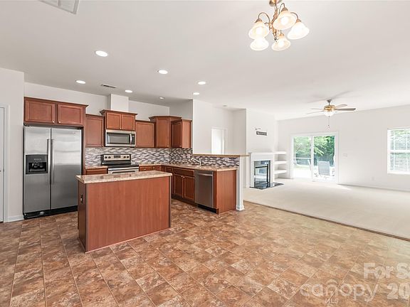 3rd image of 8411 Romana Red Ln