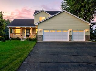 1011 Hillock St, Isanti, MN 55040