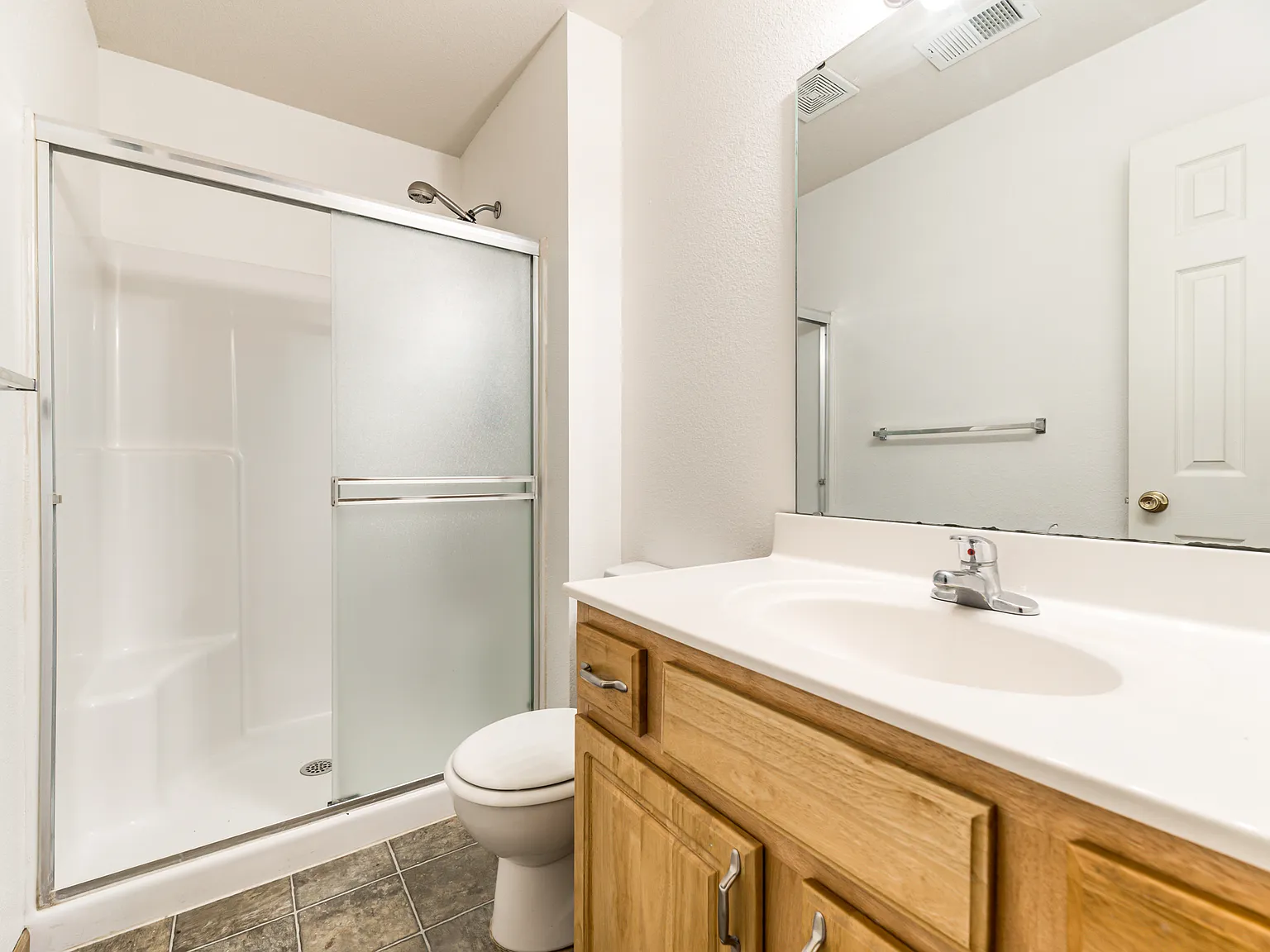 609 NW Woodbury Dr — Photo 2