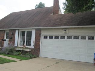 7 Pilgrim Dr, Pekin, IL 61554