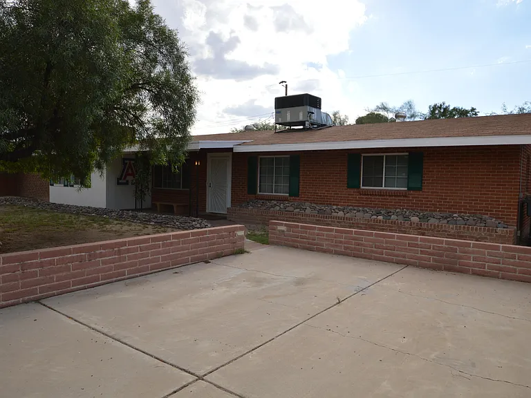 223 N Bentley Ave — Photo 1