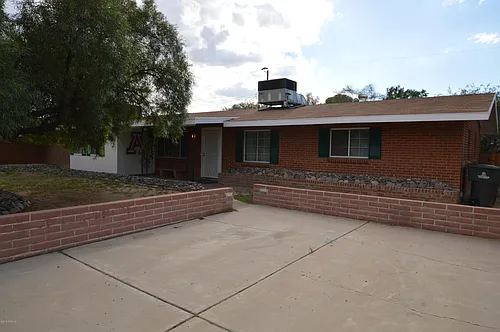 223 N Bentley Ave Photo 1