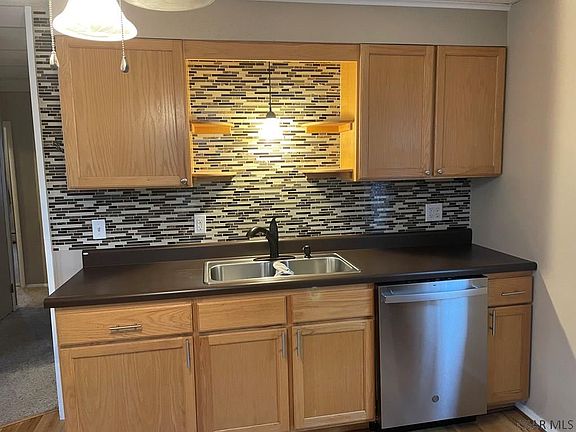 4th image of 218 Grant St