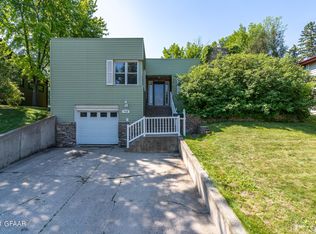 733 Memorial Dr, Crookston, MN 56716