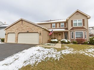 1072 McPhee Dr, Lake In The Hills, IL 60156