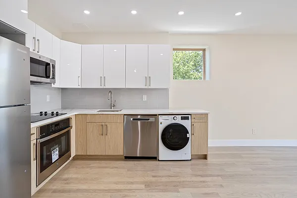 Rented by Skyhigh Realty NYC LLC | media 19