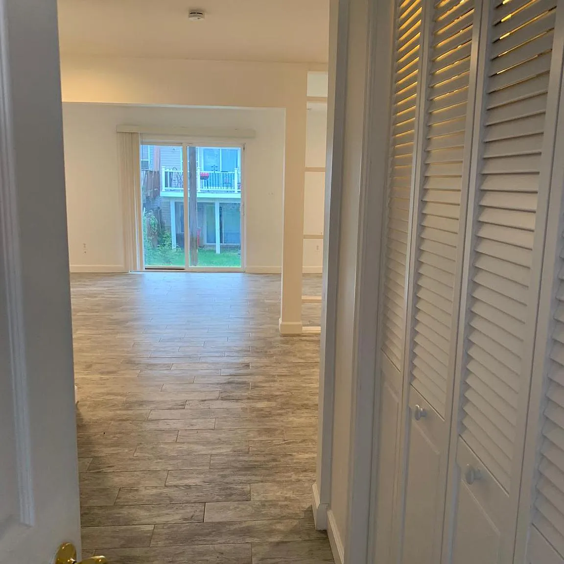 3 bed, 3.5 bath, 2400 sqft, $2,000 — Photo 4