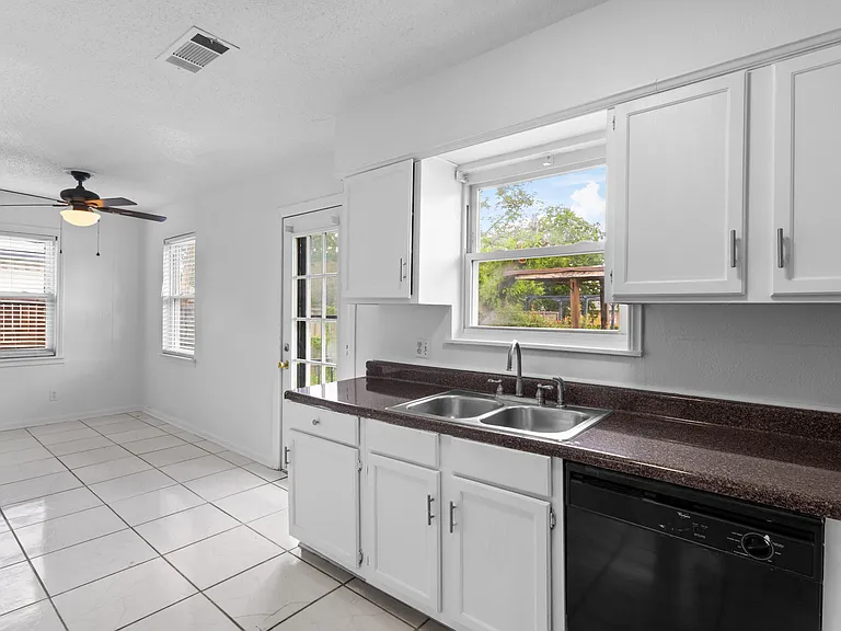 323 Hillcrest Ave — Photo 8
