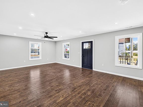 4th image of 134 N Hawksbill St