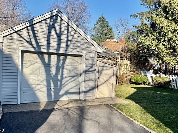 5th image of 689 Linden Ave