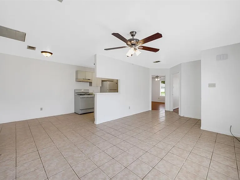 308 Willowick St — Photo 5