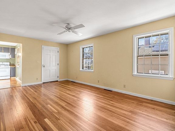 5th image of 36 Nahanton Ave