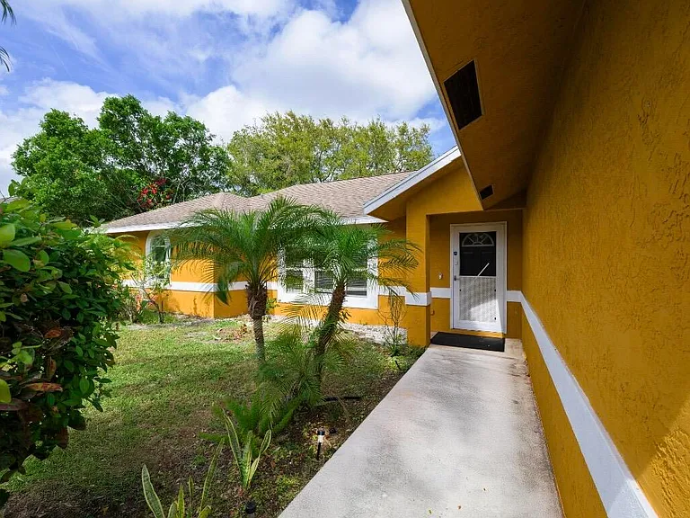 353 NW Ferris Dr — Photo 3