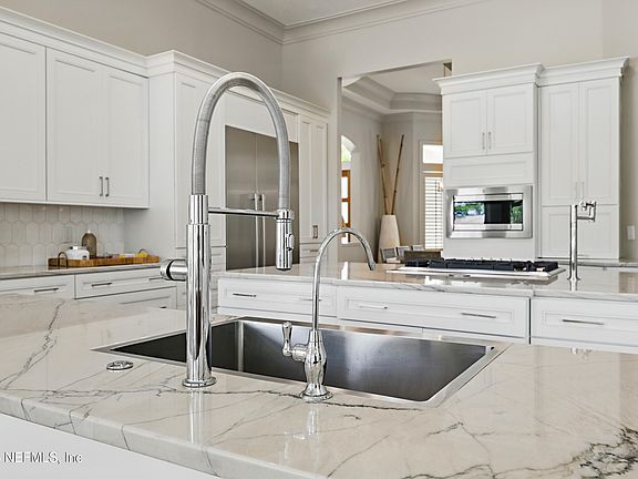 3rd image of 108 SETTLERS ROW N