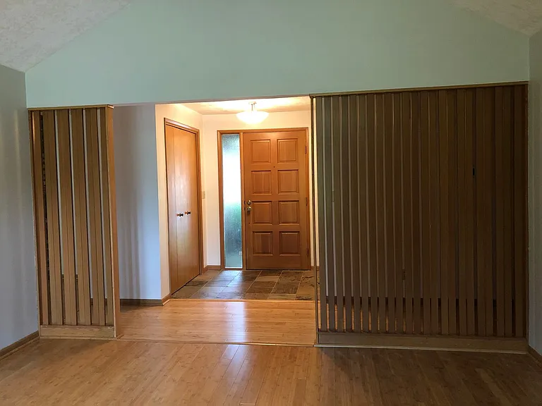 2250 Dorchester Dr S — Photo 2