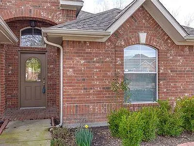 8629 Stetson Dr — Photo 2