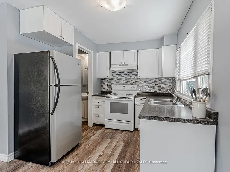 126 Robert St E #2 — Photo 3