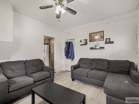 3rd image of 218 Bonham St