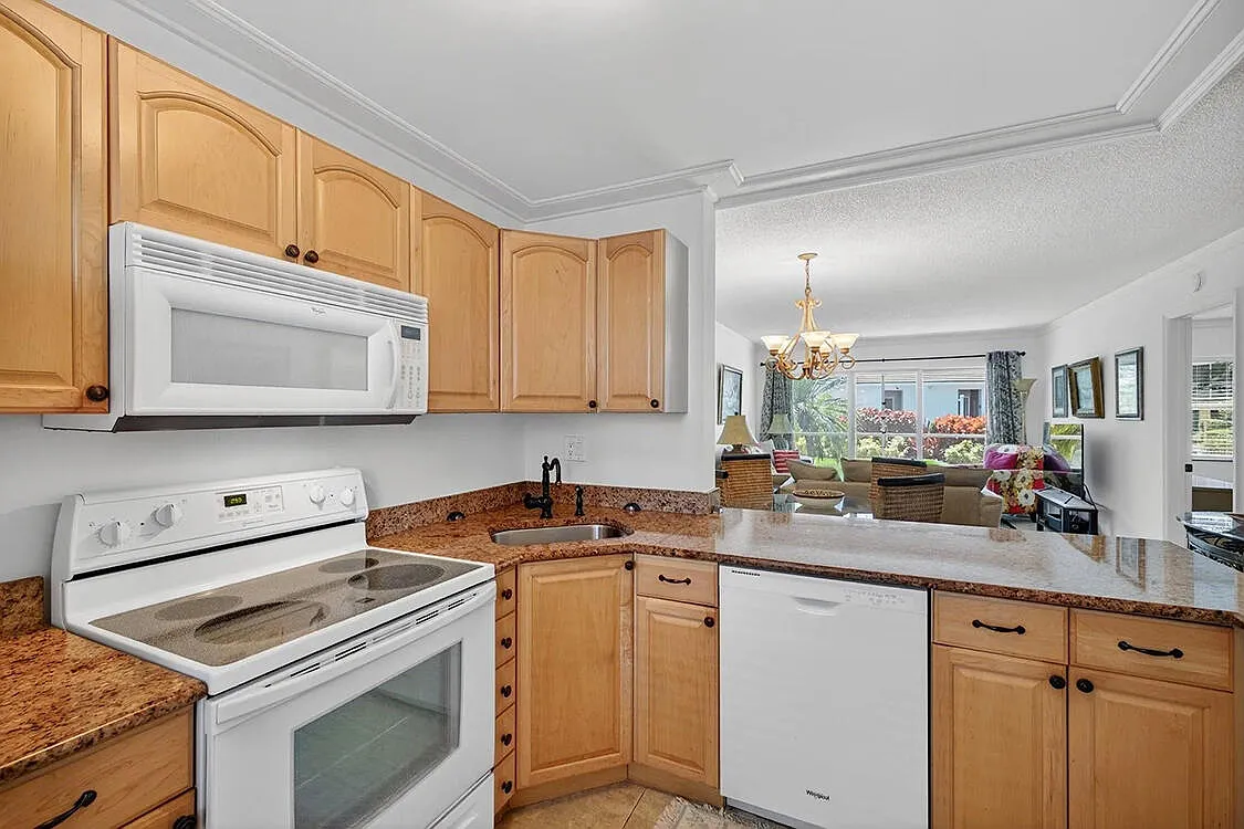 1541 S Ocean Blvd — Photo 2