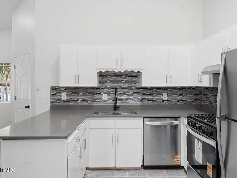821 Los Lagos Way #B — Photo 8