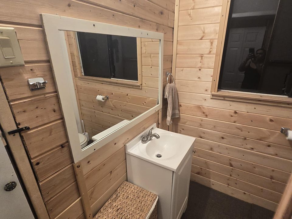 Airy bathroom. No hot water in basin