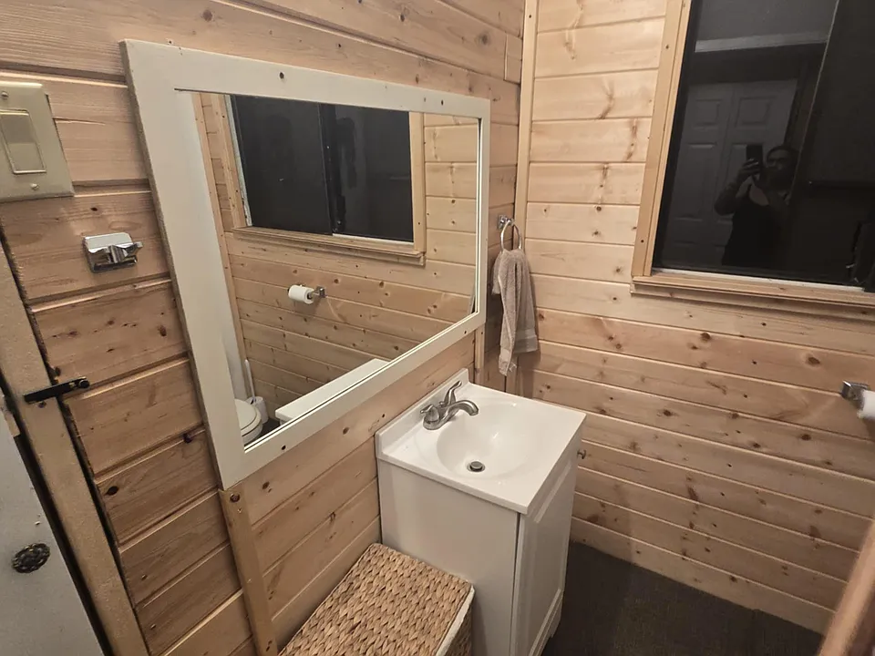 Airy bathroom. No hot water in basin