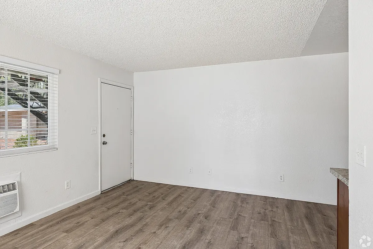 Studio, 400 sqft, $800 — Photo 3