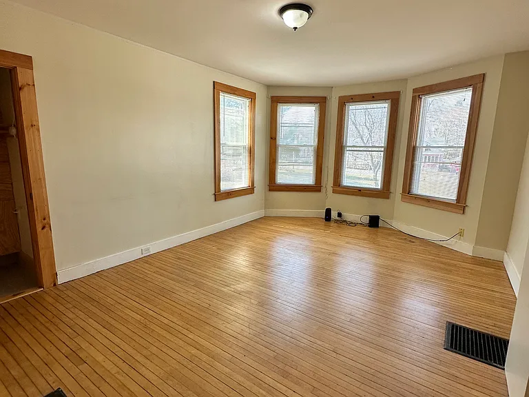 320 Sawyer St — Photo 11