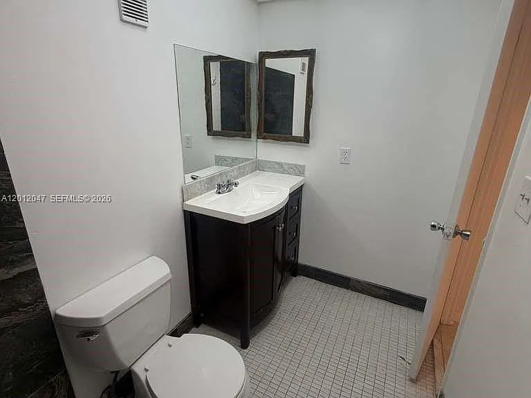 500 Executive Center Dr #5C — Photo 13
