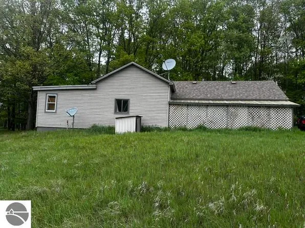 8492 N Sheridan Rd, Edmore, MI 48829