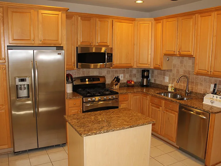 784 N Wakefield St — Photo 2