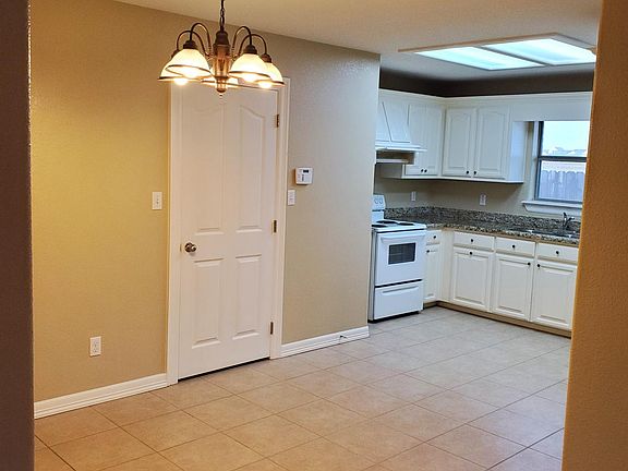 3rd image of 1808 Treasure Oaks Dr