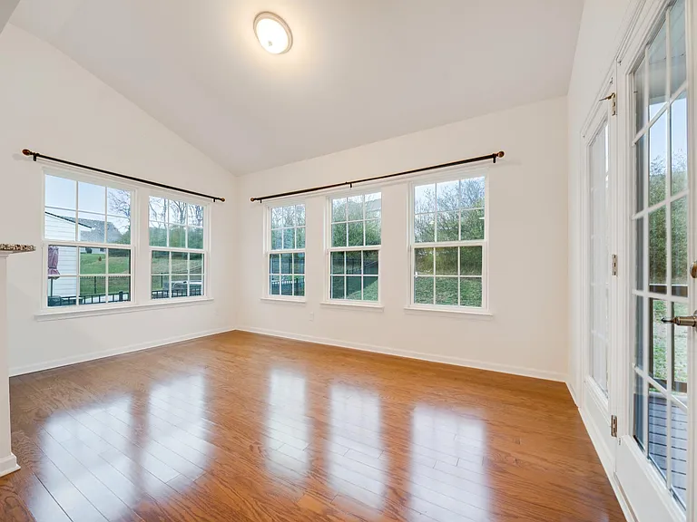 2074 Morton Dr — Photo 10