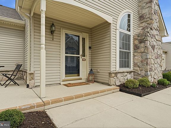 3rd image of 709 Daylily Dr
