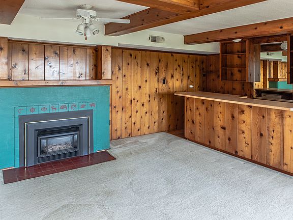 Family room with wet bar