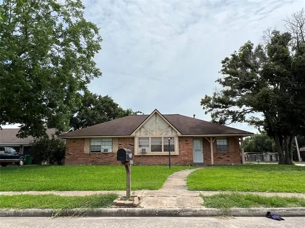 1200 Glenview Ln, Angleton, TX 77515