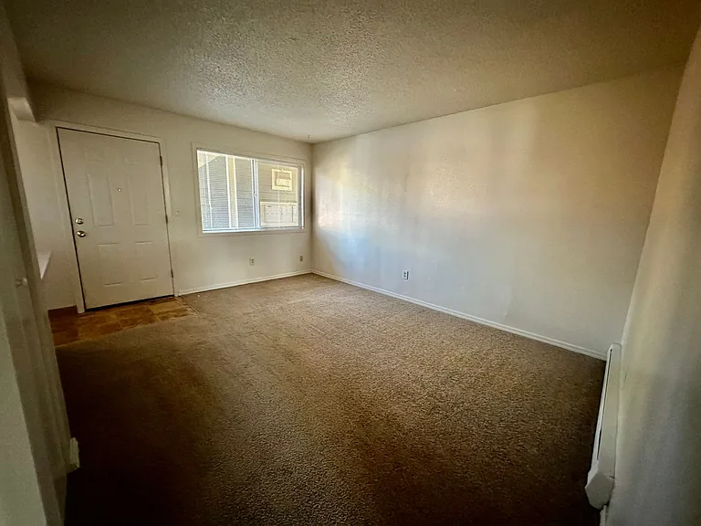 R0289 - Lombard Heights — Photo 2