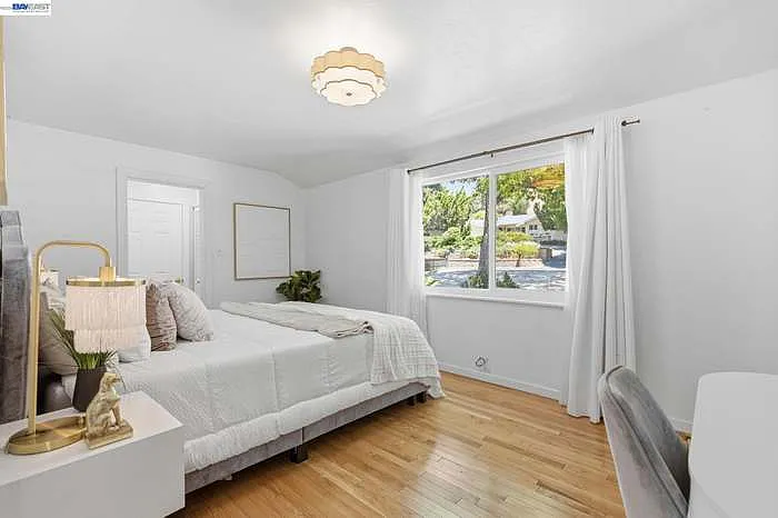 1 bed, 300 sqft, $1,750 — Photo 2