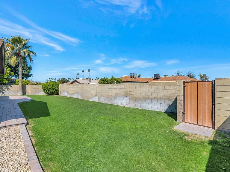 2116 E Laguna Dr — Photo 18
