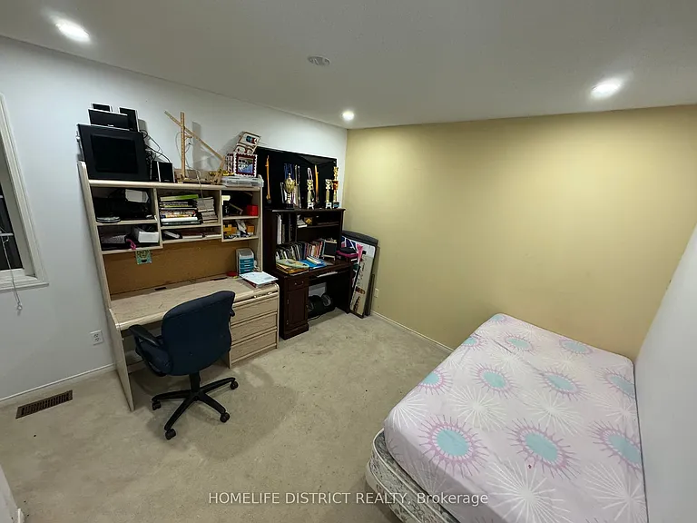 1100 Ashgrove Cres — Photo 11